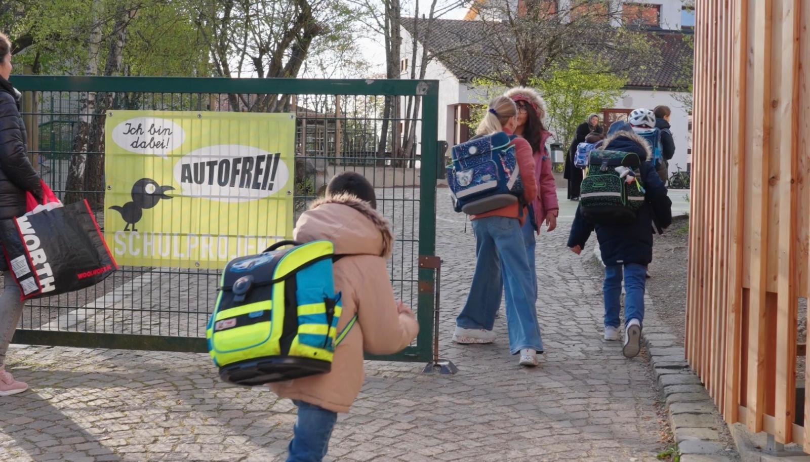 Kinder gehen sicher und fröhlich gemeinsam zur Schule